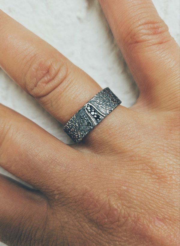 Textured ring with blackening