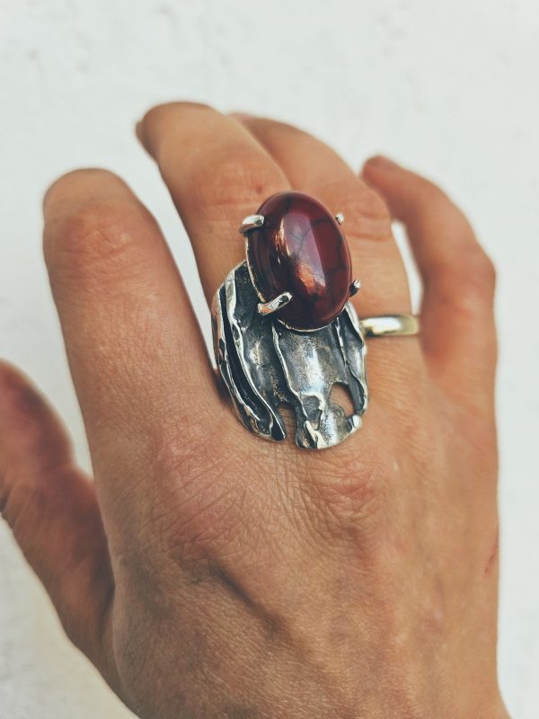 Large ring with Dragon Vein agate. Ring with red stone